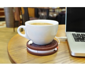 Chauffe-tasse "Hot cookie". Marre de regarder votre café refroidir entre deux briefs ? Ce petit cookie intelligent à placer sous votre tasse puis à brancher directement dans un port USB (PC ou Mac) maintiendra délicatement votre boisson à 50°. Génial ! Peu importe combien de temps vous travaillez tant que votre café ou votre thé reste chaud ! Dimensions : 10 x 2.5 cm. Vendu avec son câble USB. PLACE-A.COM, sur place-a.com. 12.50€